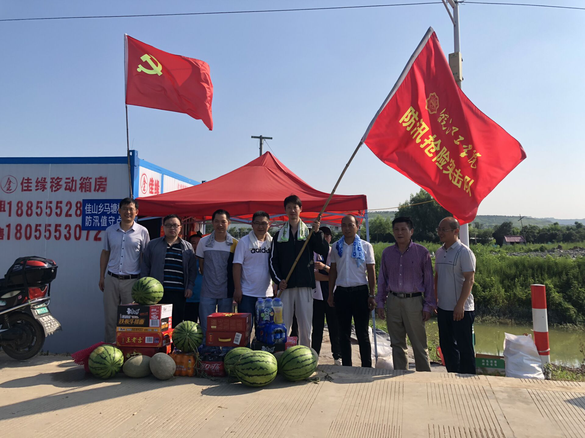 beat365官网校长吴继敏看望慰问beat365官网防汛志愿者
