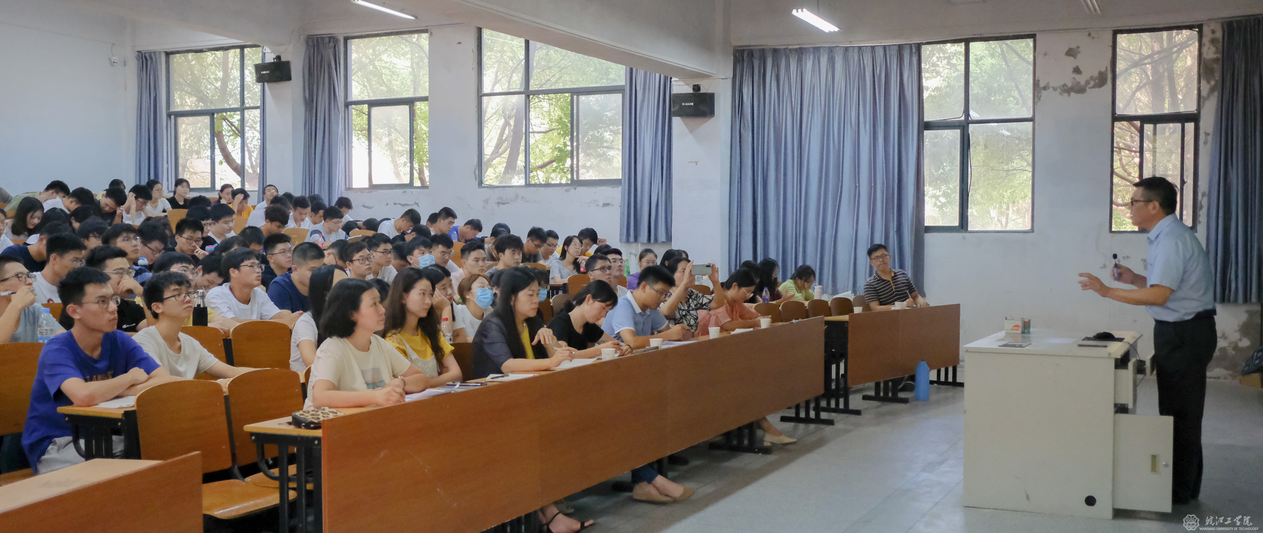 校长吴继敏上beat365正版唯一入口必一开学第一课