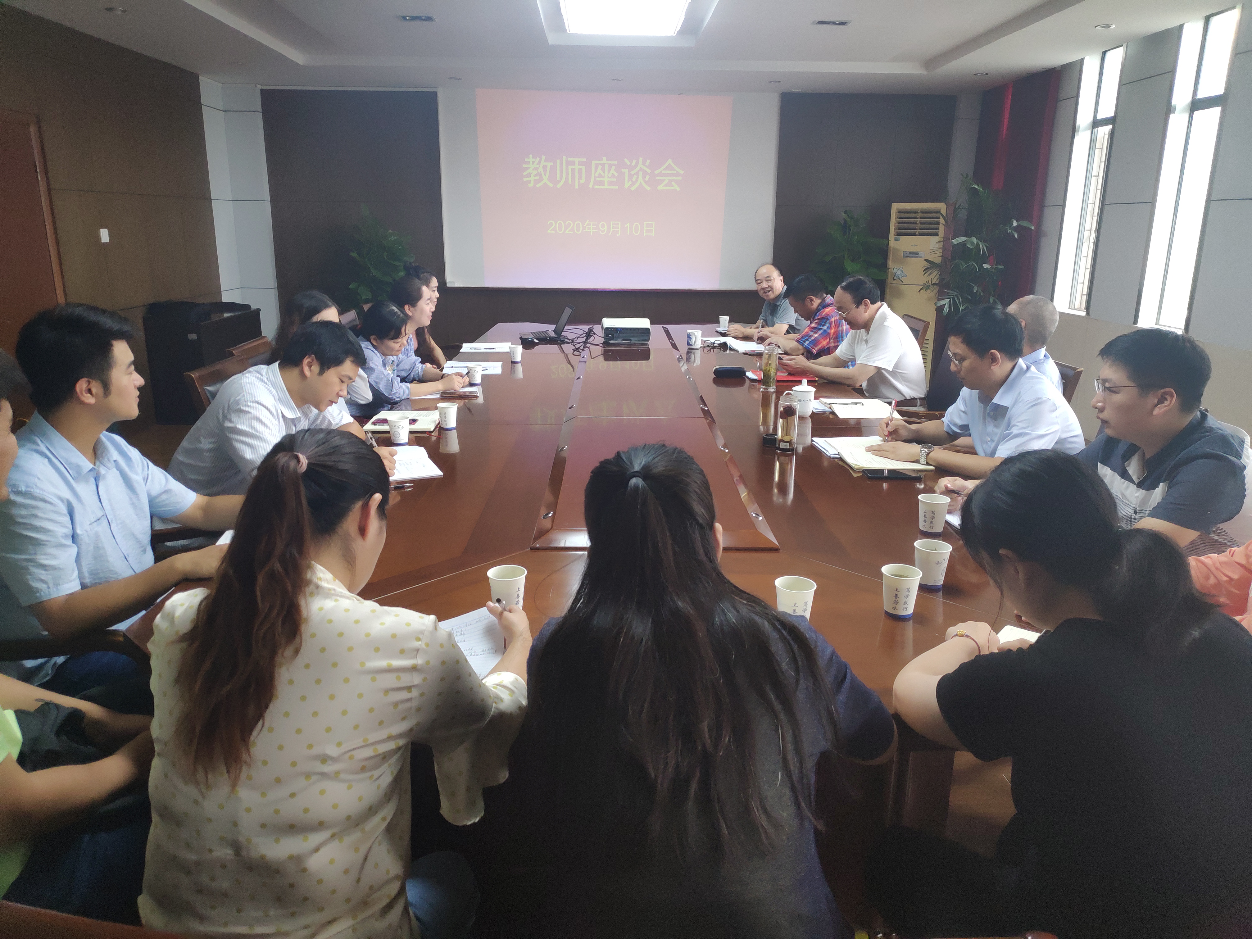 beat365官网召开庆祝第36个教师节座谈会