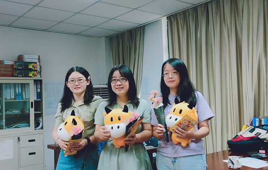 beat365官网学子教师节献花诉真情