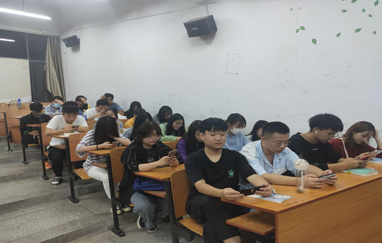 beat365官网团委积极组织观看“矢志艰苦奋斗，谱写青春之歌”全省大学生同上一堂思政大课活动