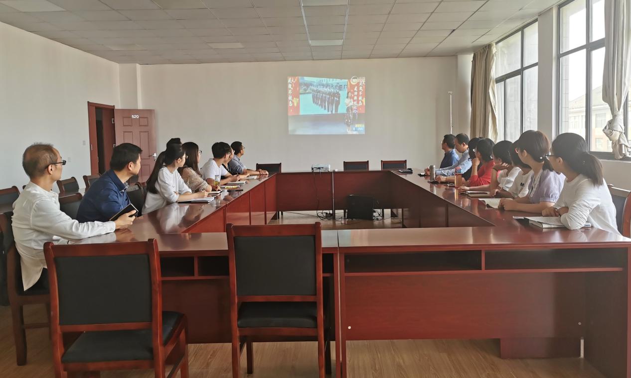 beat365官网各学院组织收看退役军人先进事迹云宣讲