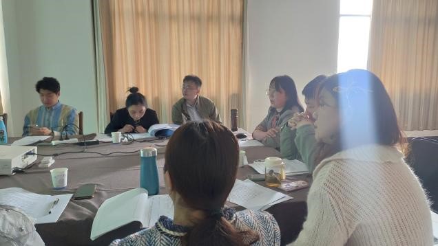 <strong>艺术设计学院召开毕业设计中期检查会议</strong>