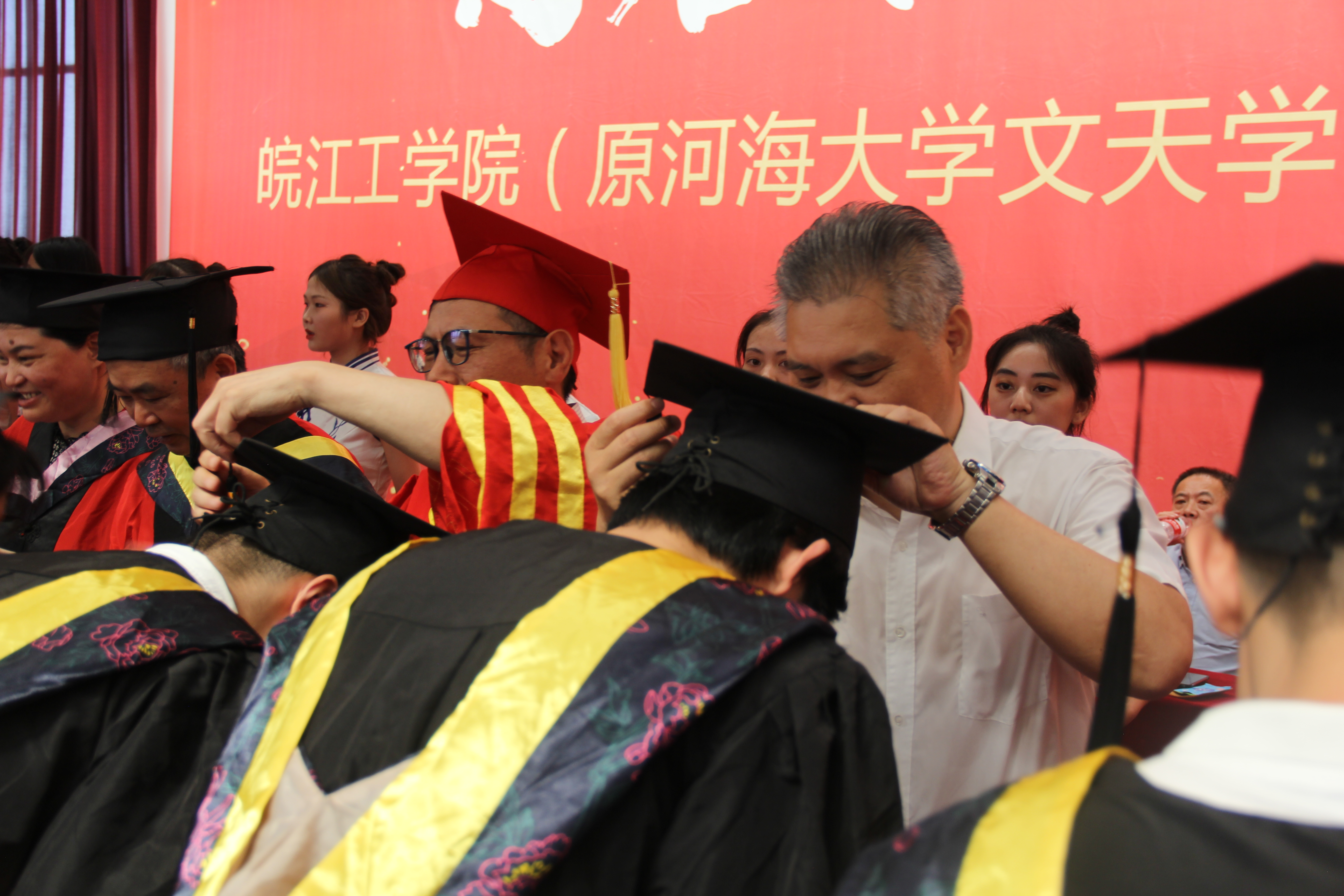 挥手相拥伴骊歌  学子启航新征程 beat365官网2021届毕业典礼暨学位授予仪式顺利举行