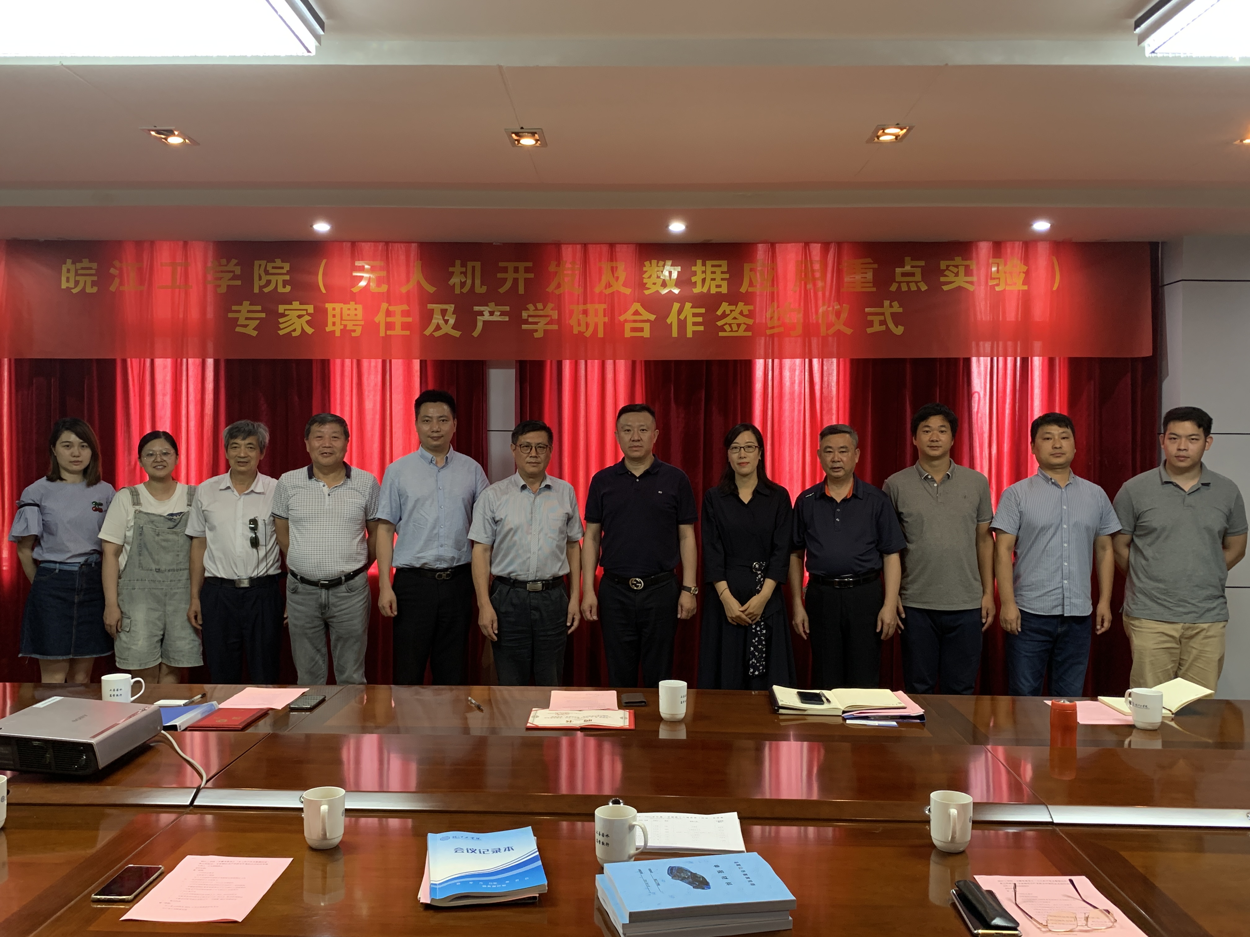 <strong>beat365正版唯一入口必一（安徽省教育厅“无人机开发及数据应用”重点实验室）专家聘任及产学研合作签约仪式顺利举行</strong>