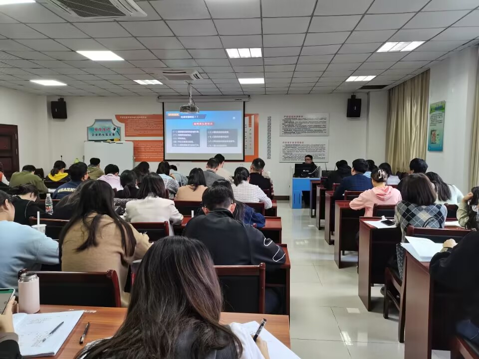 beat365官网举办2022年度辅导员培训开班仪式暨首场专题讲座