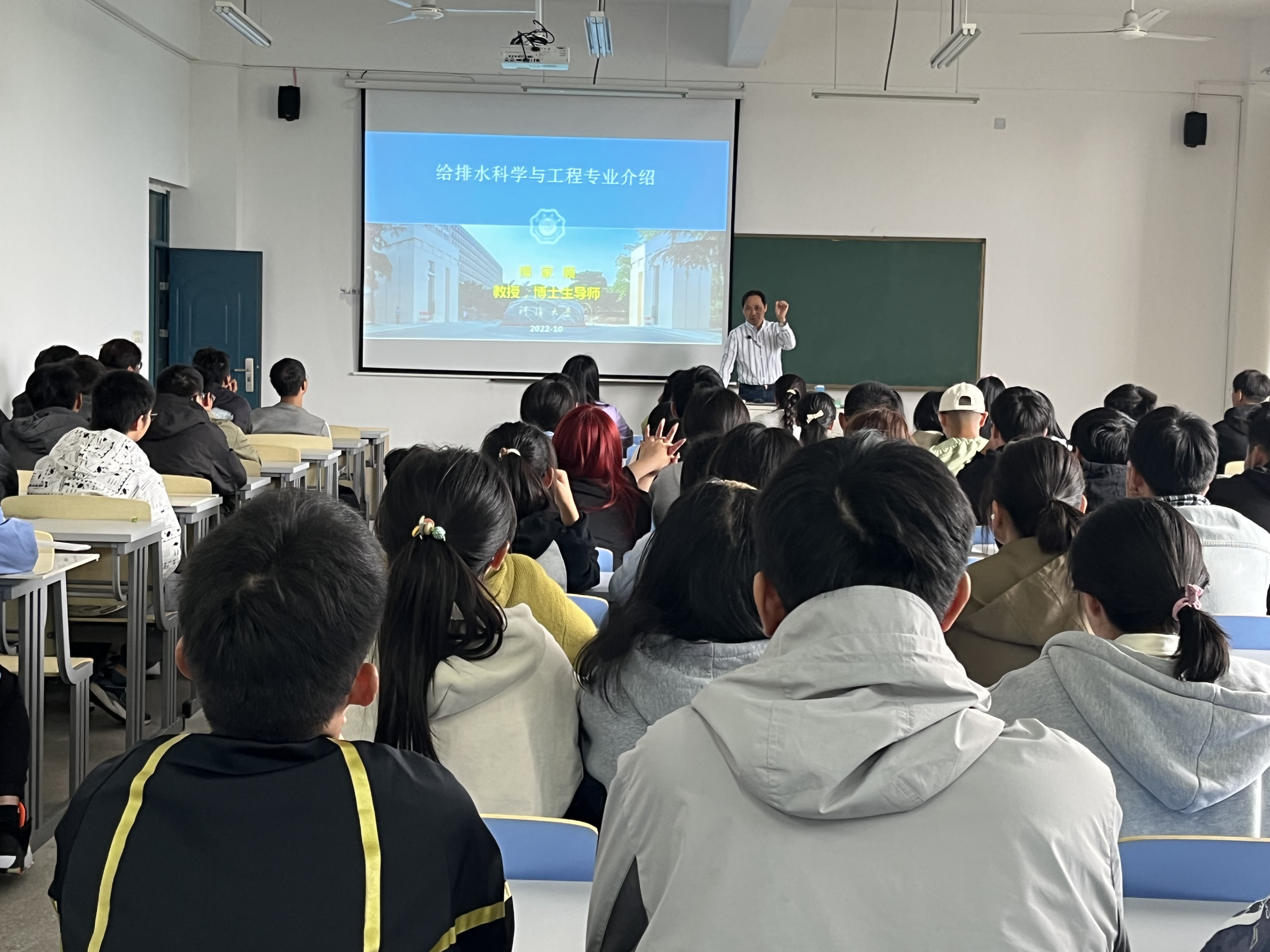 <strong>土木工程学院专业负责人开展新生专业介绍</strong>