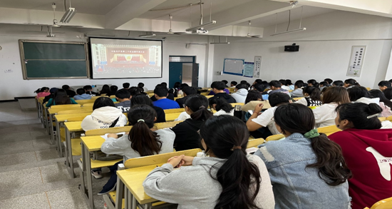 会议室里的人们描述已自动生成