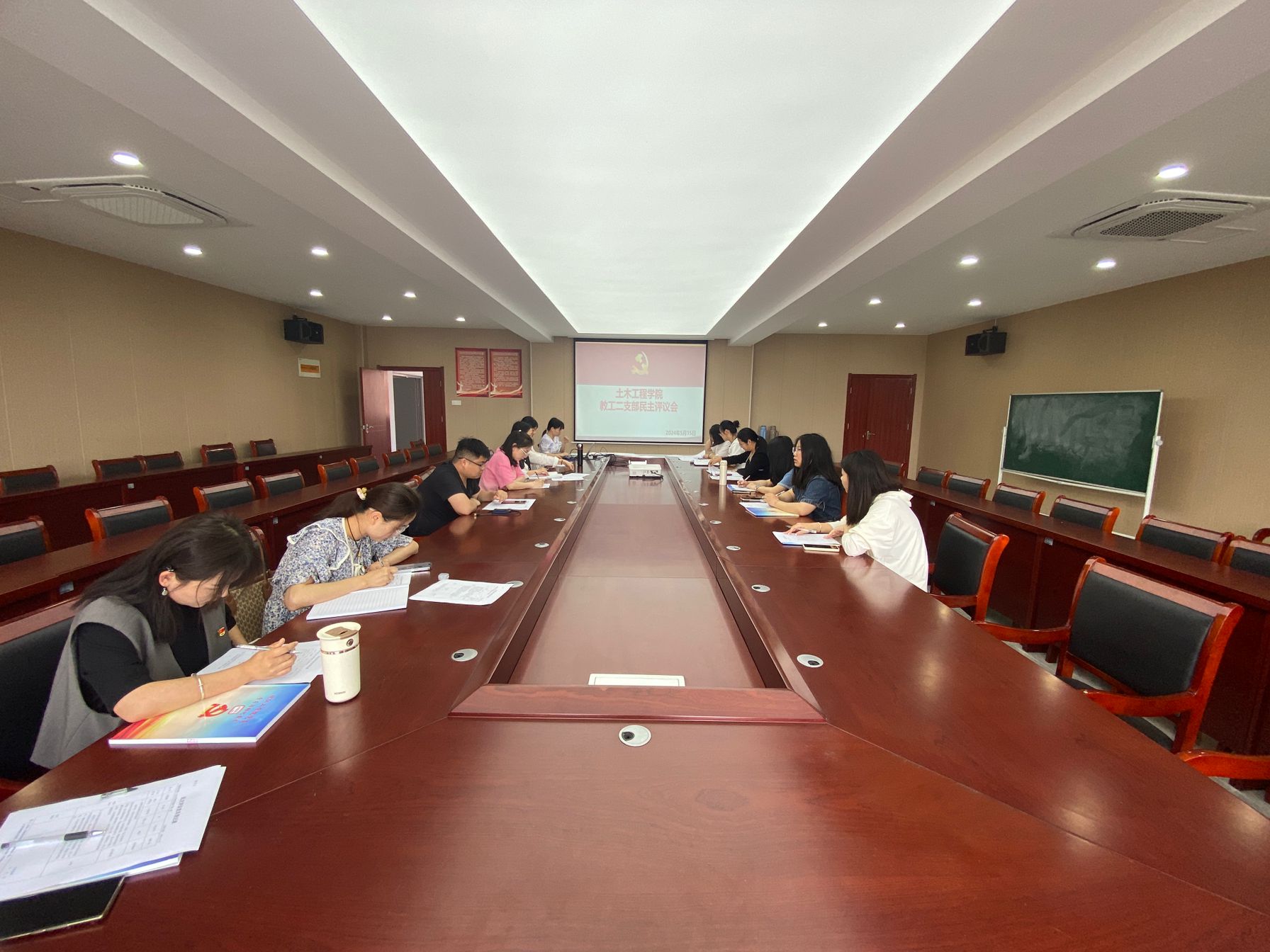 <strong>土木工程学院教工二支部召开党员民主评议会</strong>