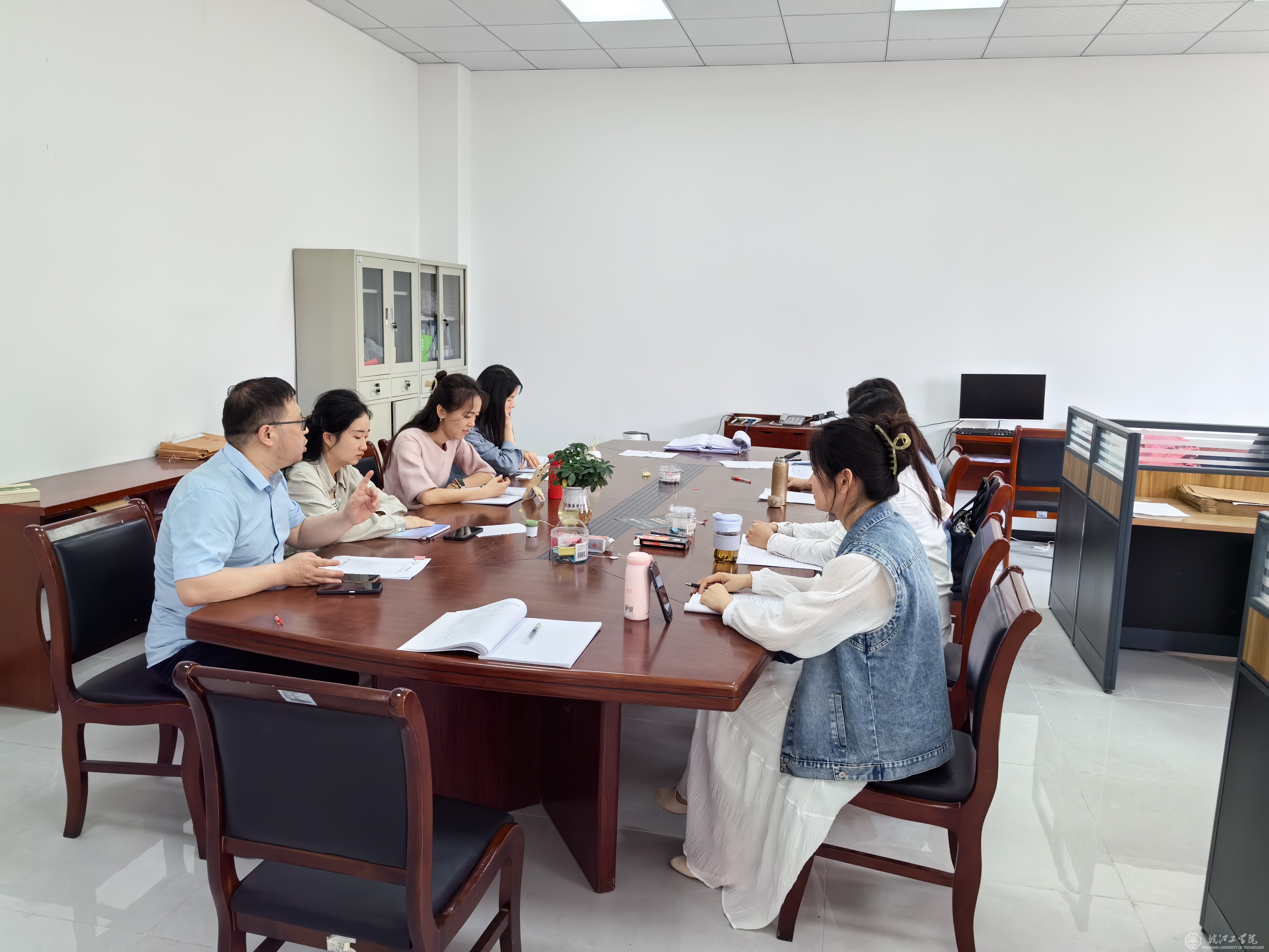 基础部党总支教工第二党支部开展党员民主评议