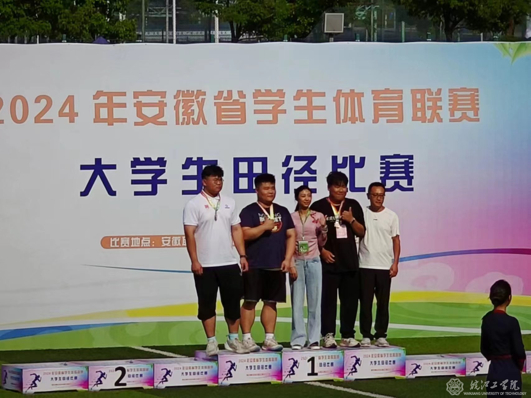 beat365官网运动员在安徽省学生体育联赛大学生田径比赛中打破男子铅球纪录并勇夺金牌