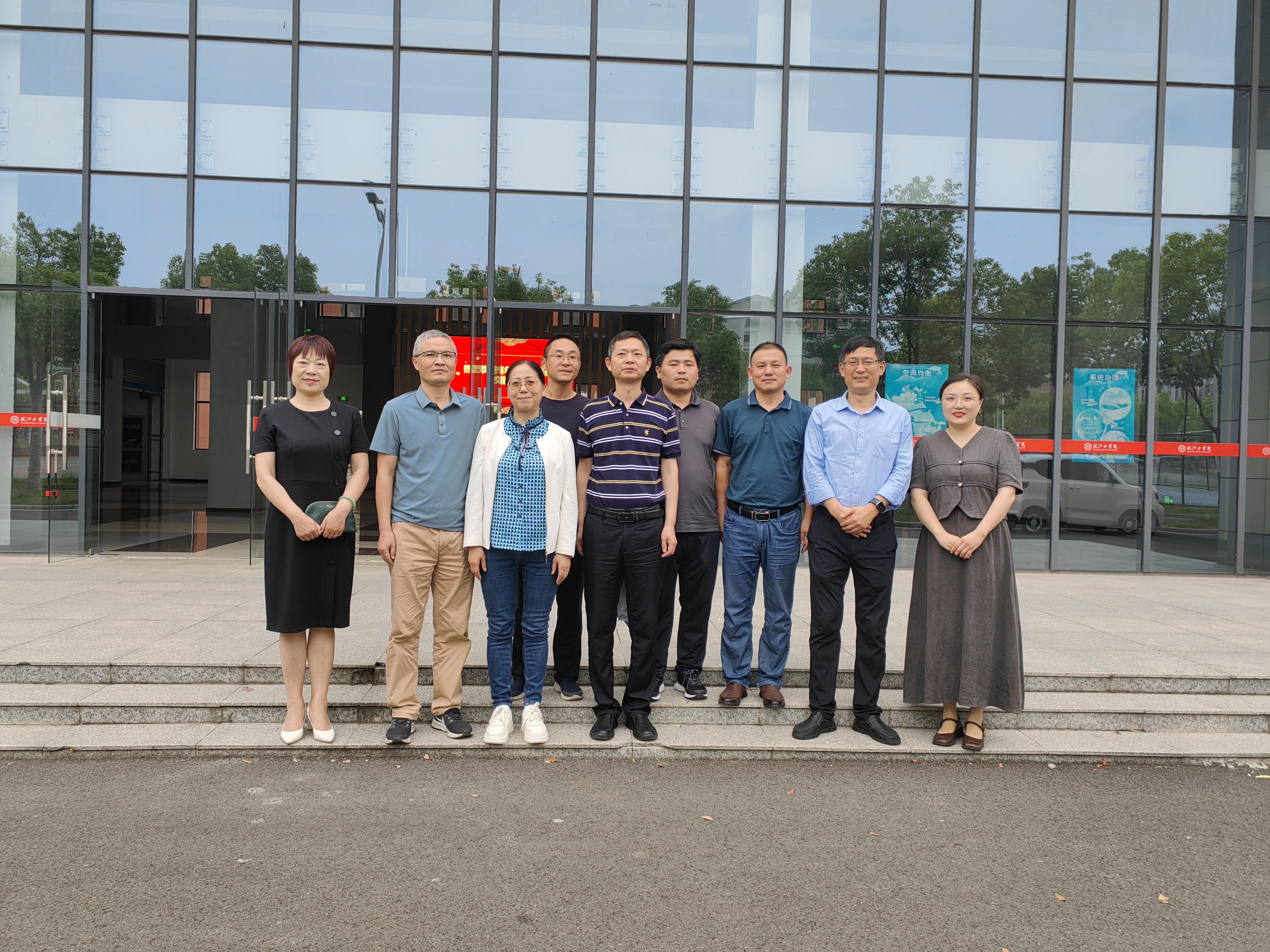 <strong>铜陵中学一行来访beat365官网艺术设计学院</strong>