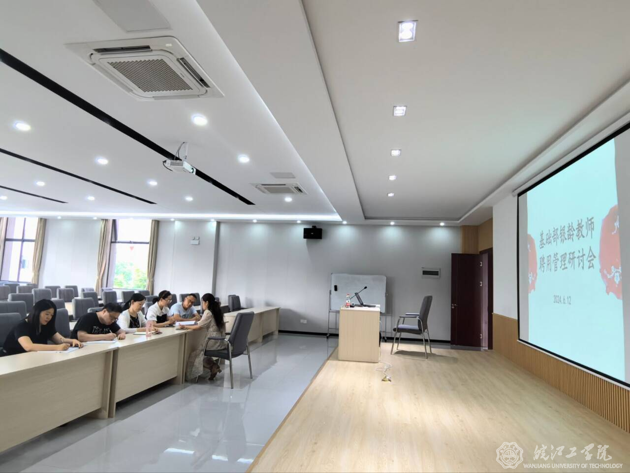 基础部召开银龄教师工作推进会