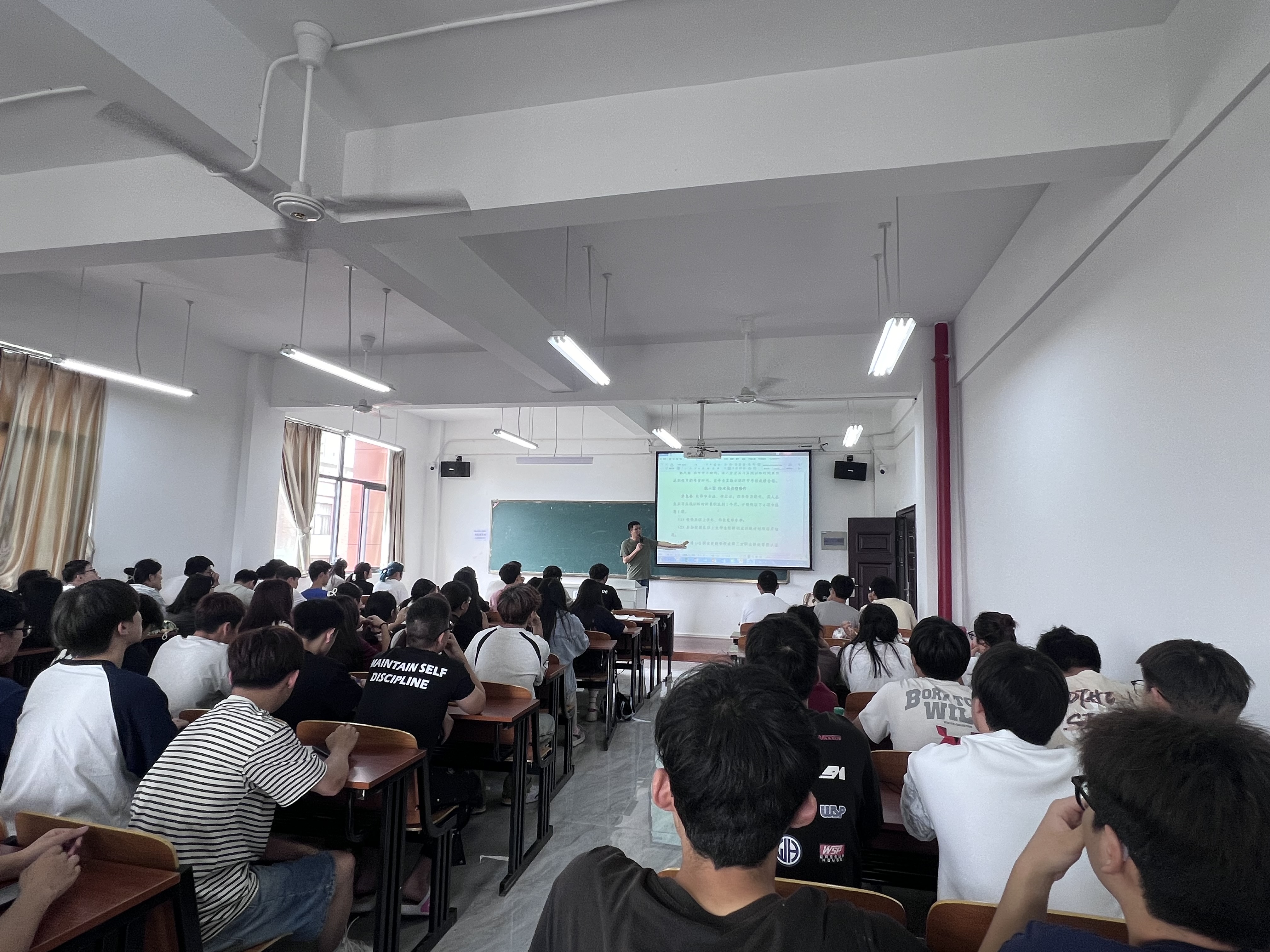 <strong>土木工程学院地信、测绘专业开展工程师职称申报资格讲解及“全国GIS技能大赛”动员会</strong>