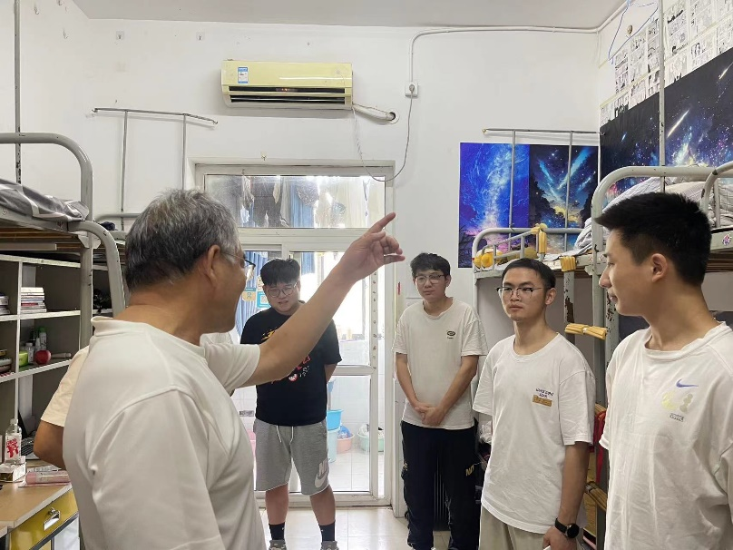 关怀备至，助力升本学子新征程——院领导走访专升本宿舍