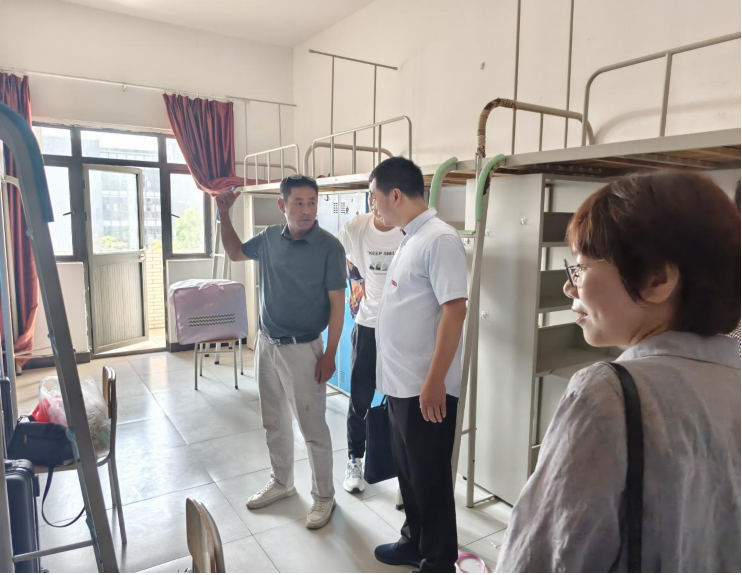 了解实情与需求，传递关怀与期望 --计算机与人工智能学院领导走访新生宿舍