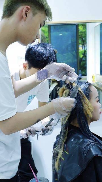 <strong>暑期“三下乡”社会实践（十七）：走进理想造型实习 </strong>