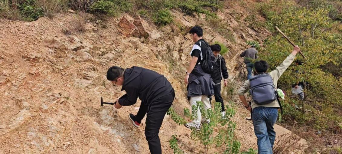 <strong>地质学子探秘，岩石发掘之旅 ——土木工程学院2022级地质工程专业地质测绘实习圆满结束</strong>