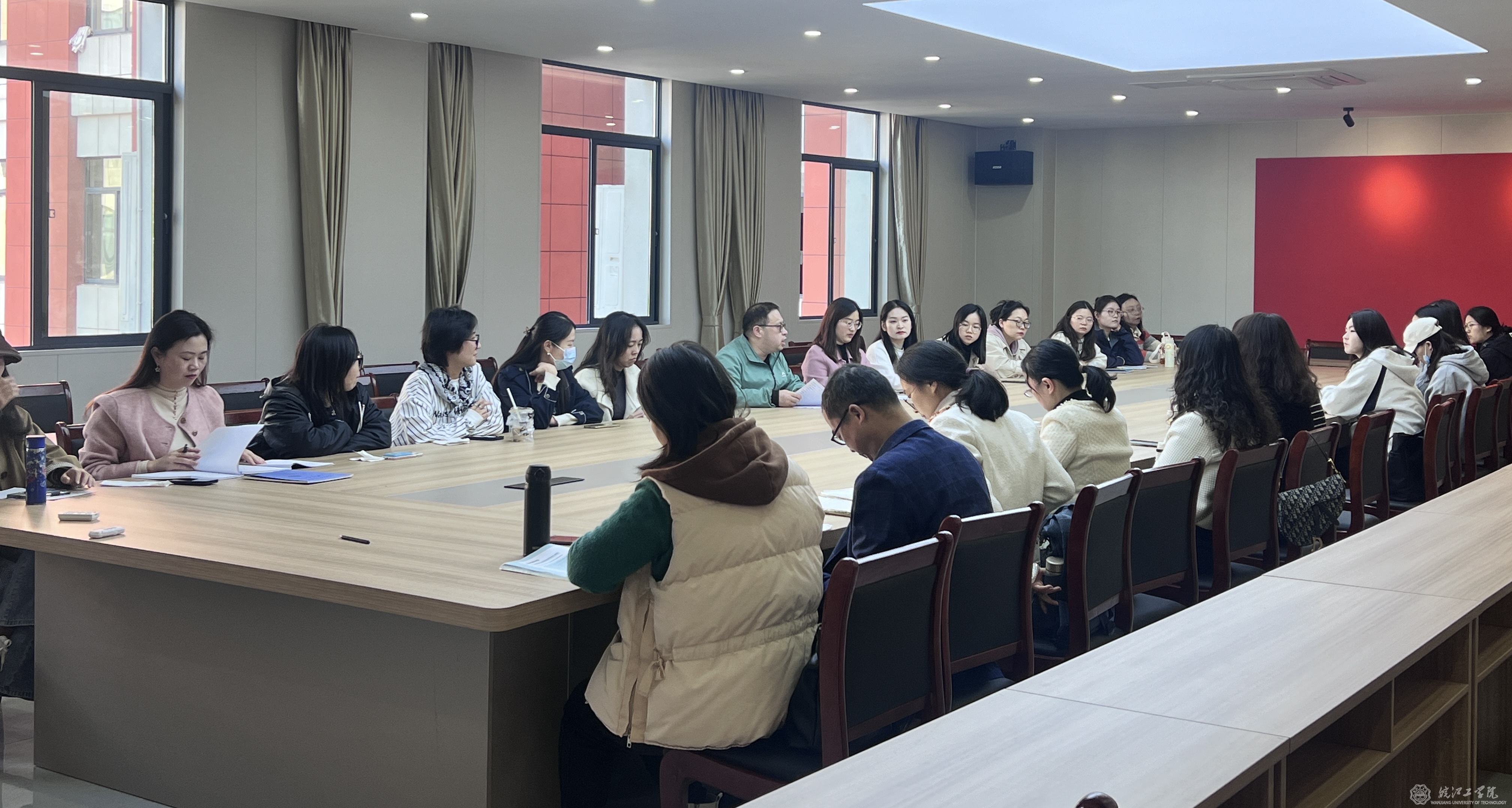 通识教育学院外语教研室召开期中总结会