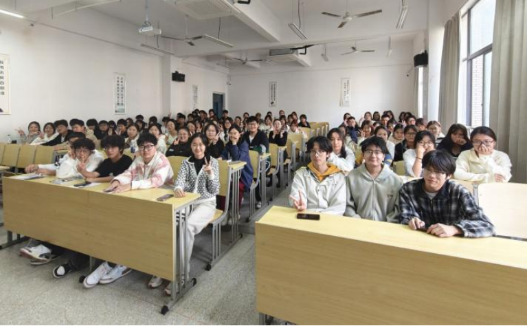 <strong>管理学院酒店管理教研室开展未来酒店由我“整顿”主题讲座</strong>