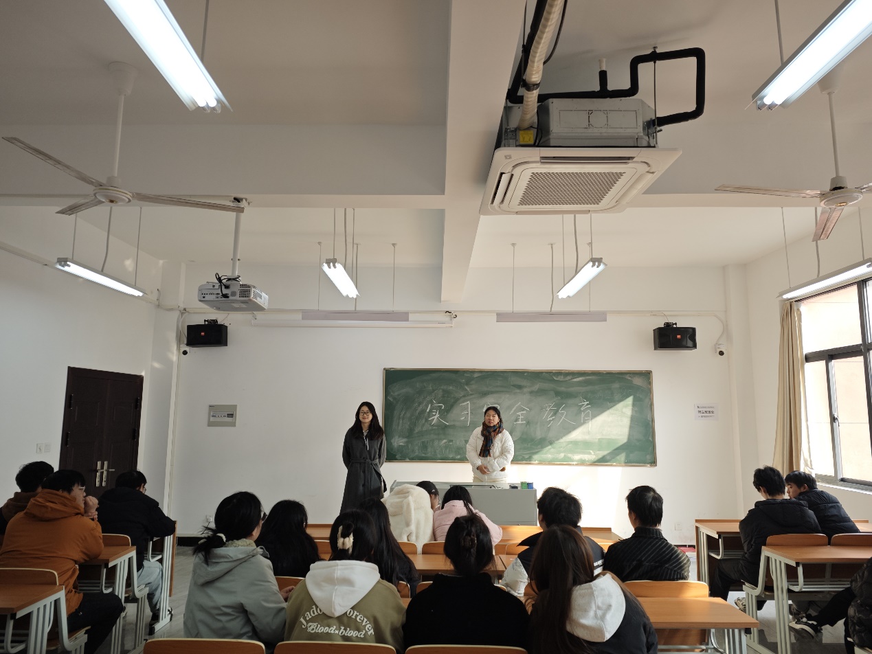 <strong>土木工程学院2022级地理空间信息工程专业召开实习安全教育主题班会</strong>