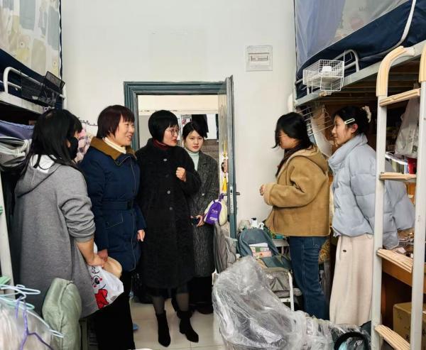 <strong>深入学生  暖心关怀 ——艺术设计学院学工团队开展新学期走进学生寝室与课堂活动</strong>