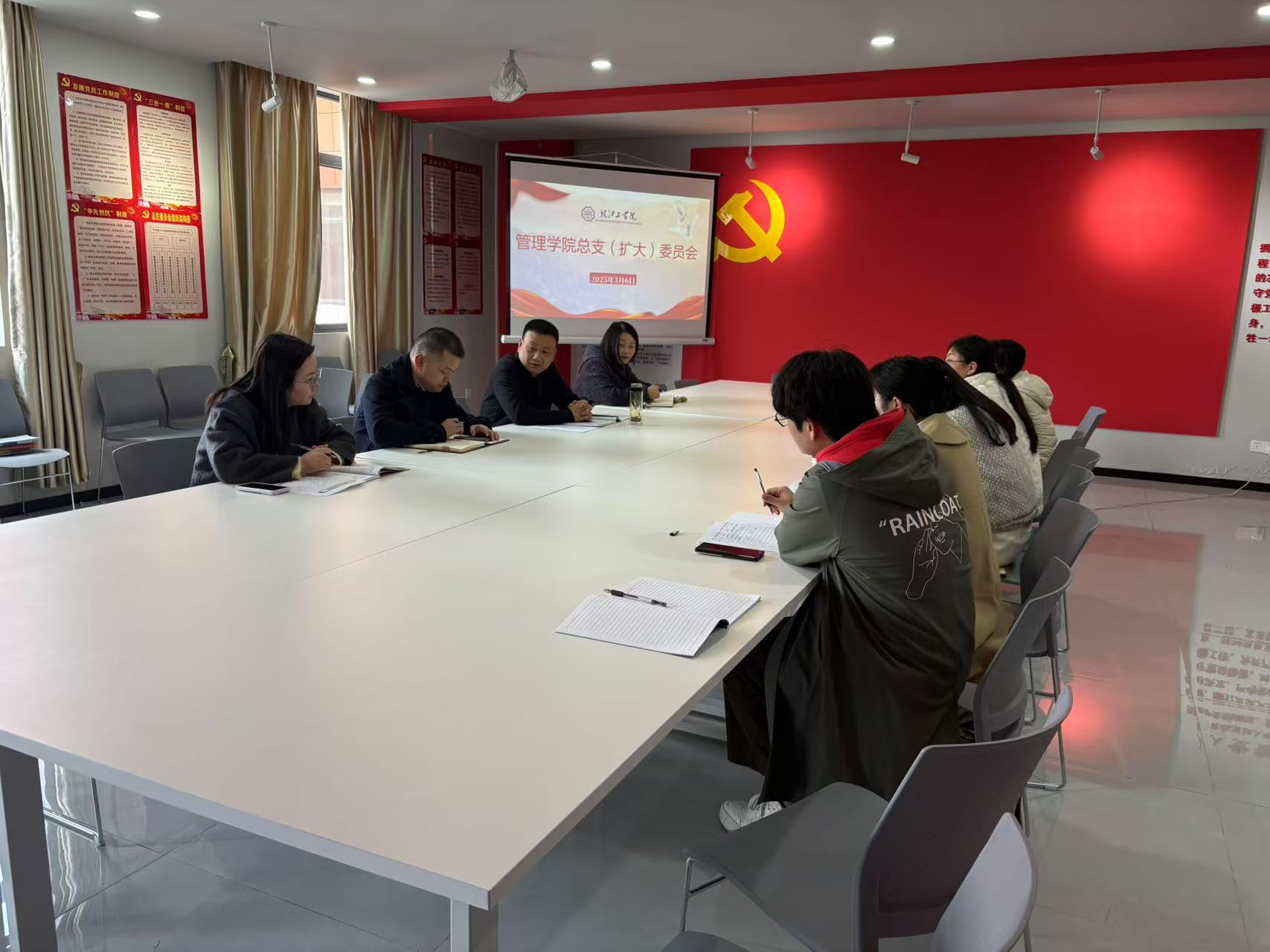 <strong>管理学院召开党总支委员会（扩大）会议部署新学期党建工作</strong>