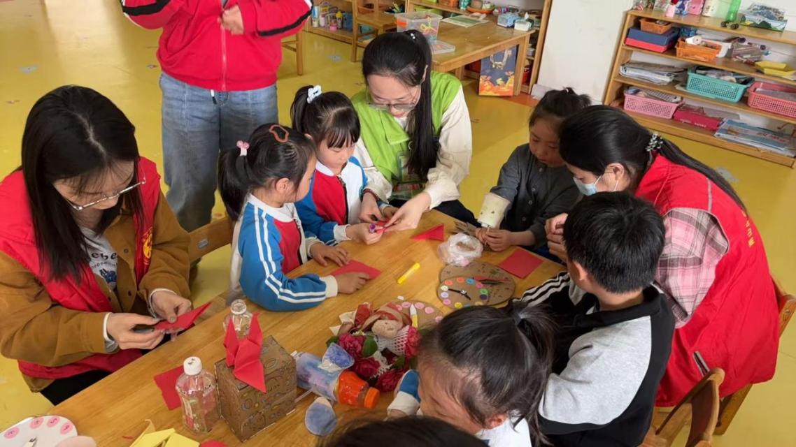 <strong>大手拉小手 共筑绿色梦 ——土木工程学院学生党支部联合学苑社区党委开展环保工作坊活动</strong>