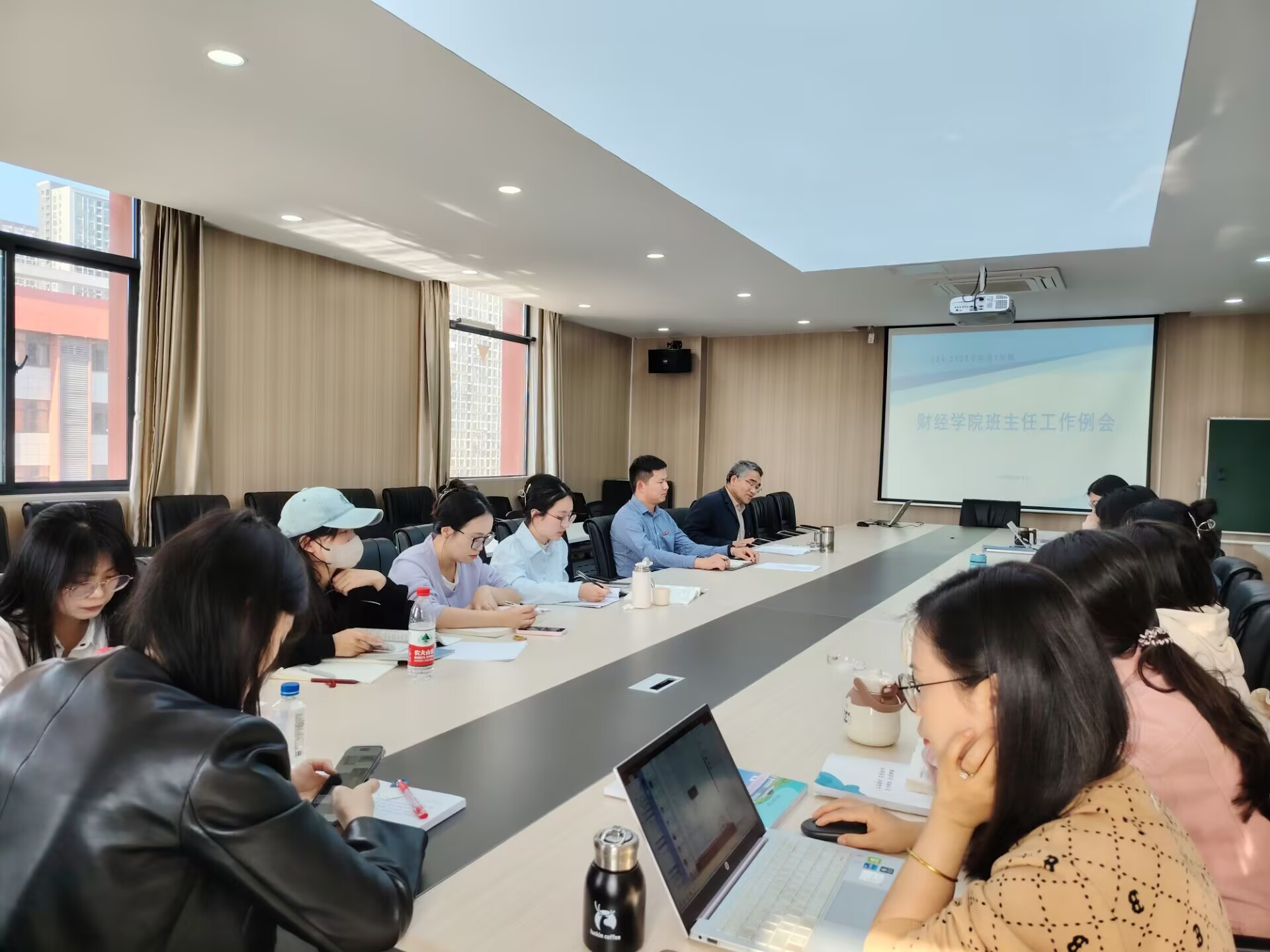 <strong>财经学院召开班主任工作例会</strong>