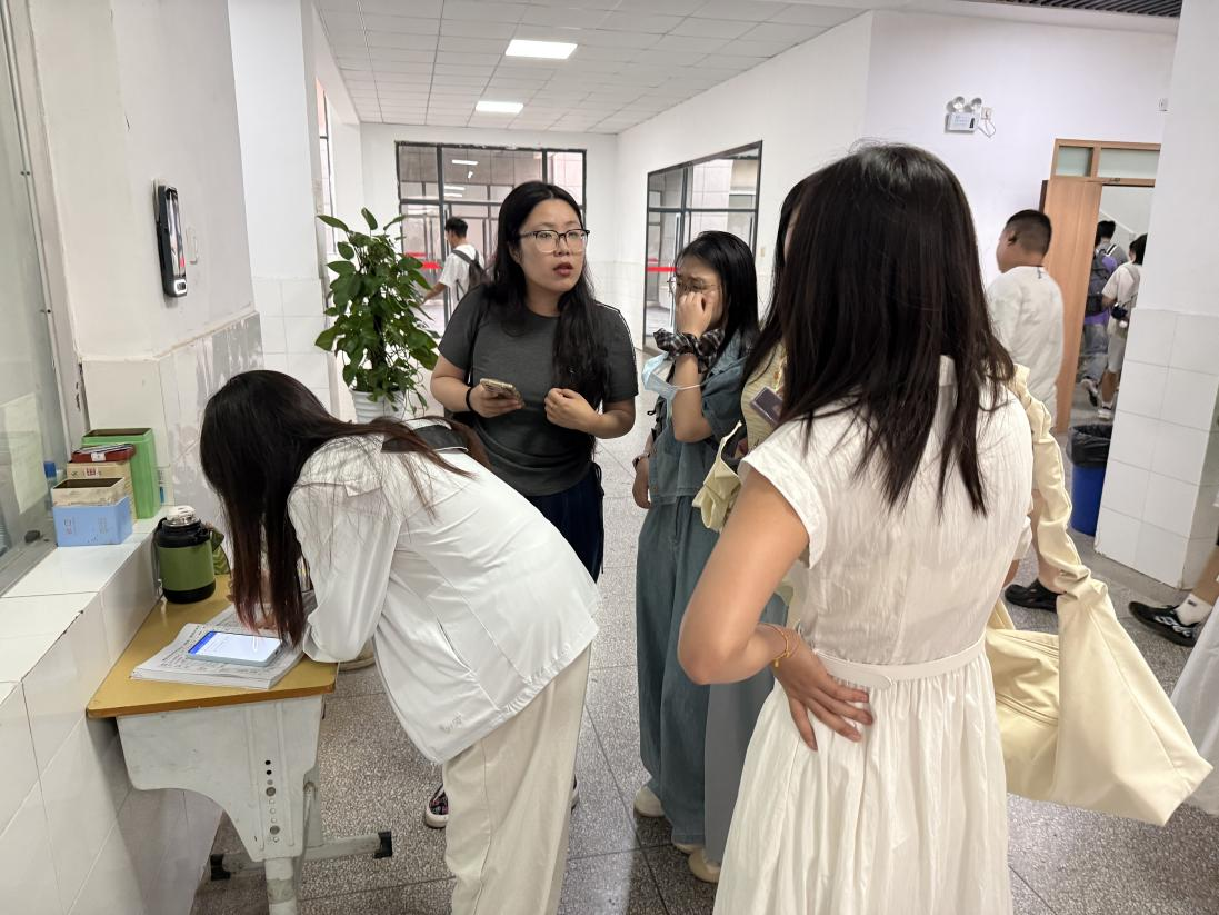 计算机与人工智能学院辅导员深入课堂检查开学第一课