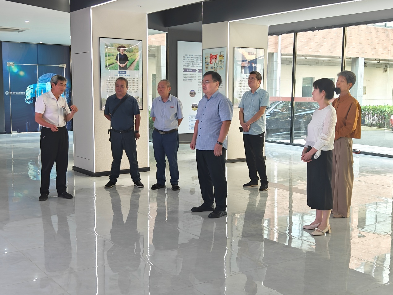 市人大和人社局领导来 beat365官网创新与产业工程师学院调研