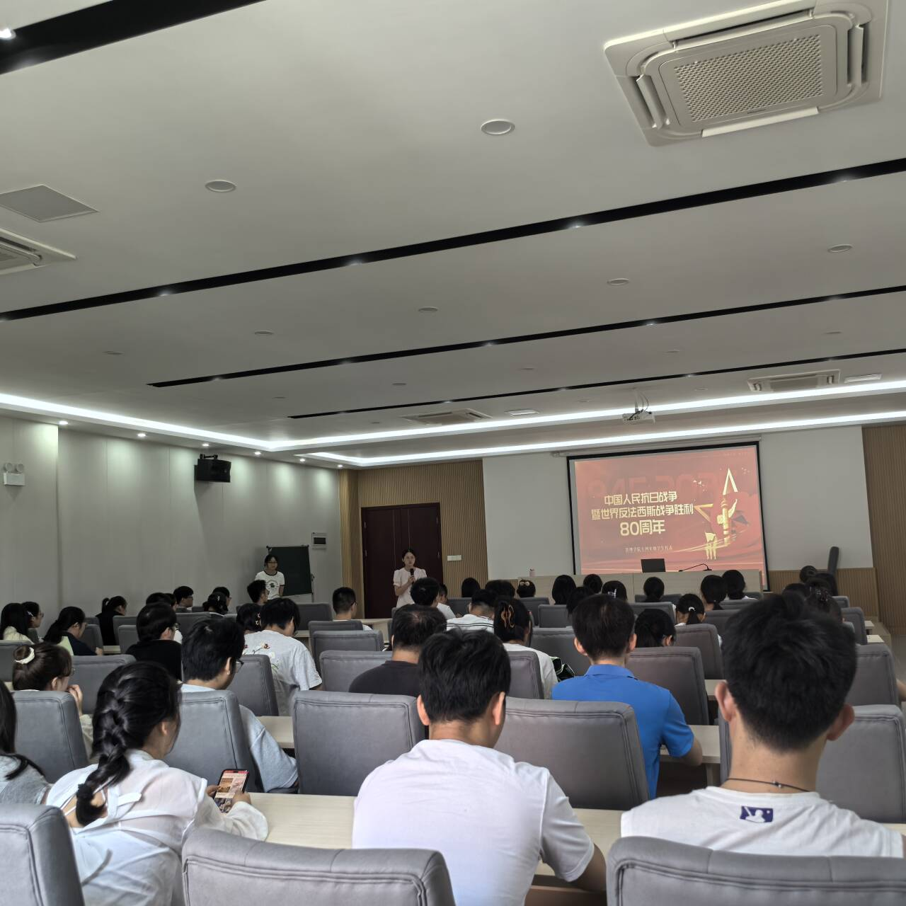 <strong>厚植家国情，怀砥砺强国之志——管理学院组织两校区师生观看纪念抗日战争战争胜利80周年大阅兵</strong>