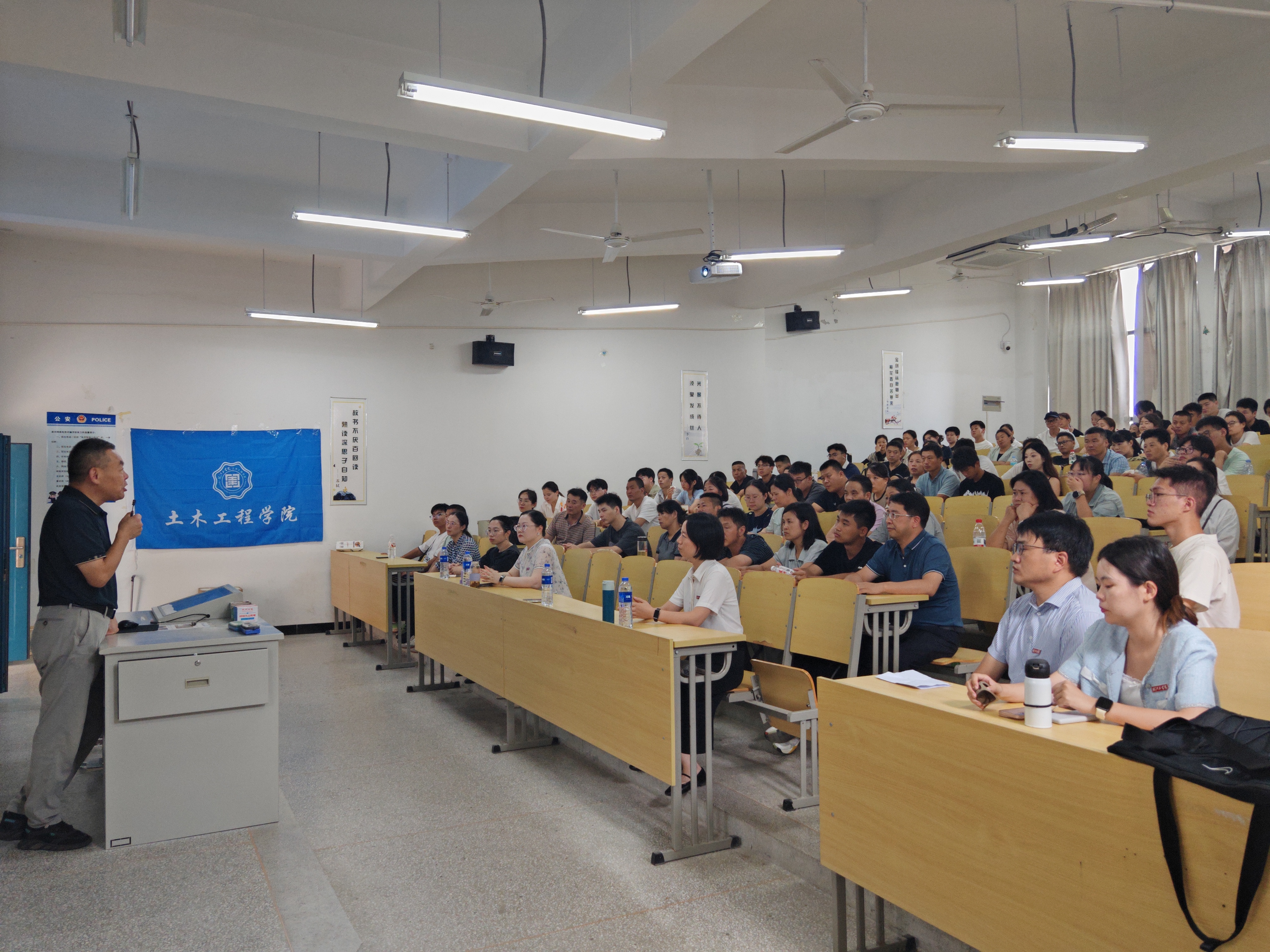 <strong>搭建沟通桥梁，护航新生成长——土木工程学院顺利召开2025级新生家长见面会</strong>