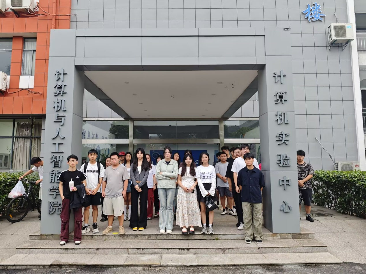 凝聚青春力量，净护美丽校园 -计算机与人工智能学院开展校园包干区清扫活动