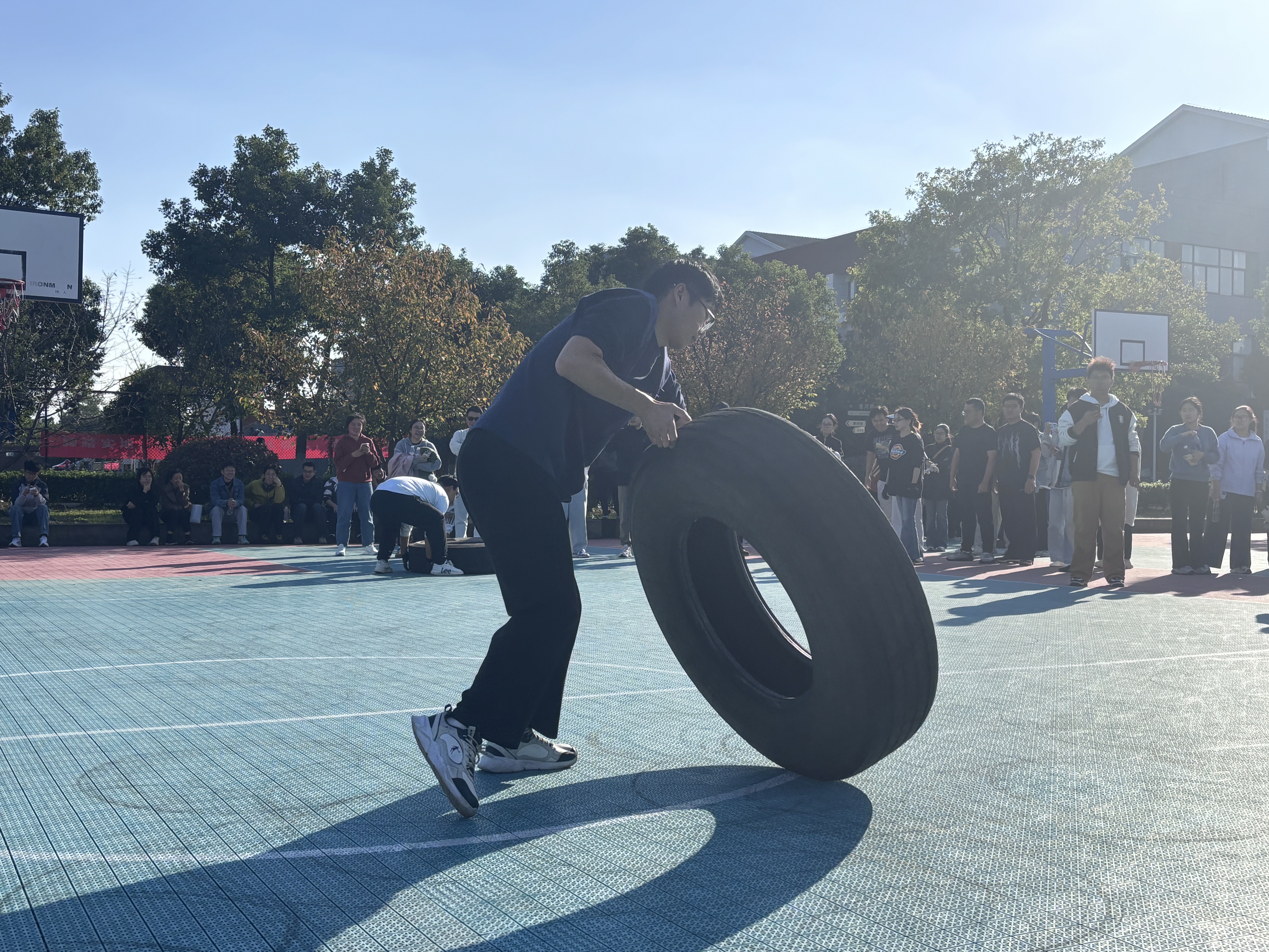 通识教育学院教师接力翻轮胎赛展现团队风采