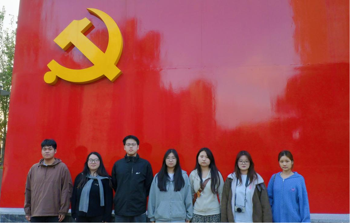 <strong>青春献礼重阳节  镜头定格敬老情——艺术设计学院学生党支部开展“为老留影，情暖重阳”志愿活动</strong>