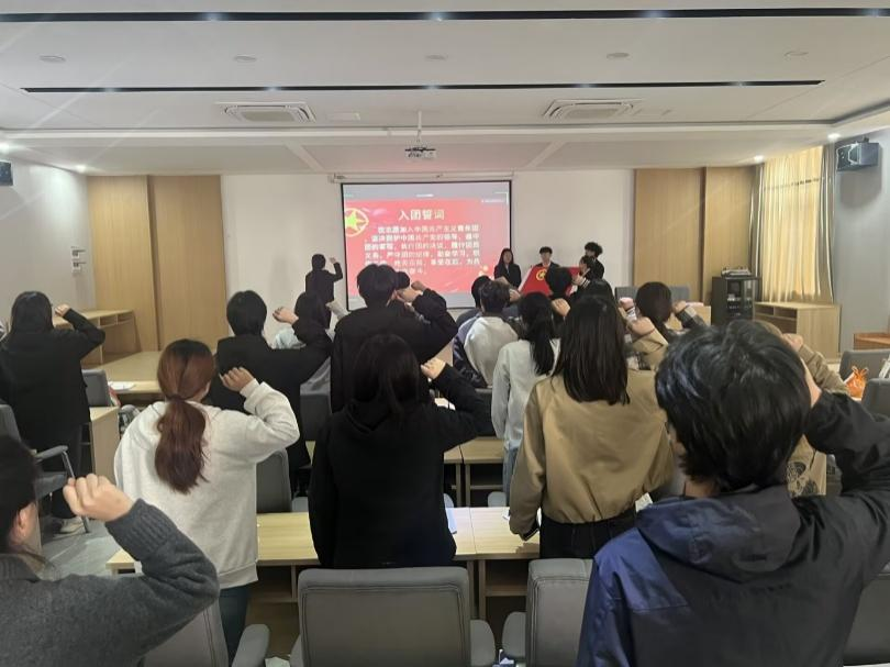 <strong>跨区凝初心 青春担使命 ——土木工程学院新团员入团仪式顺利举行</strong>