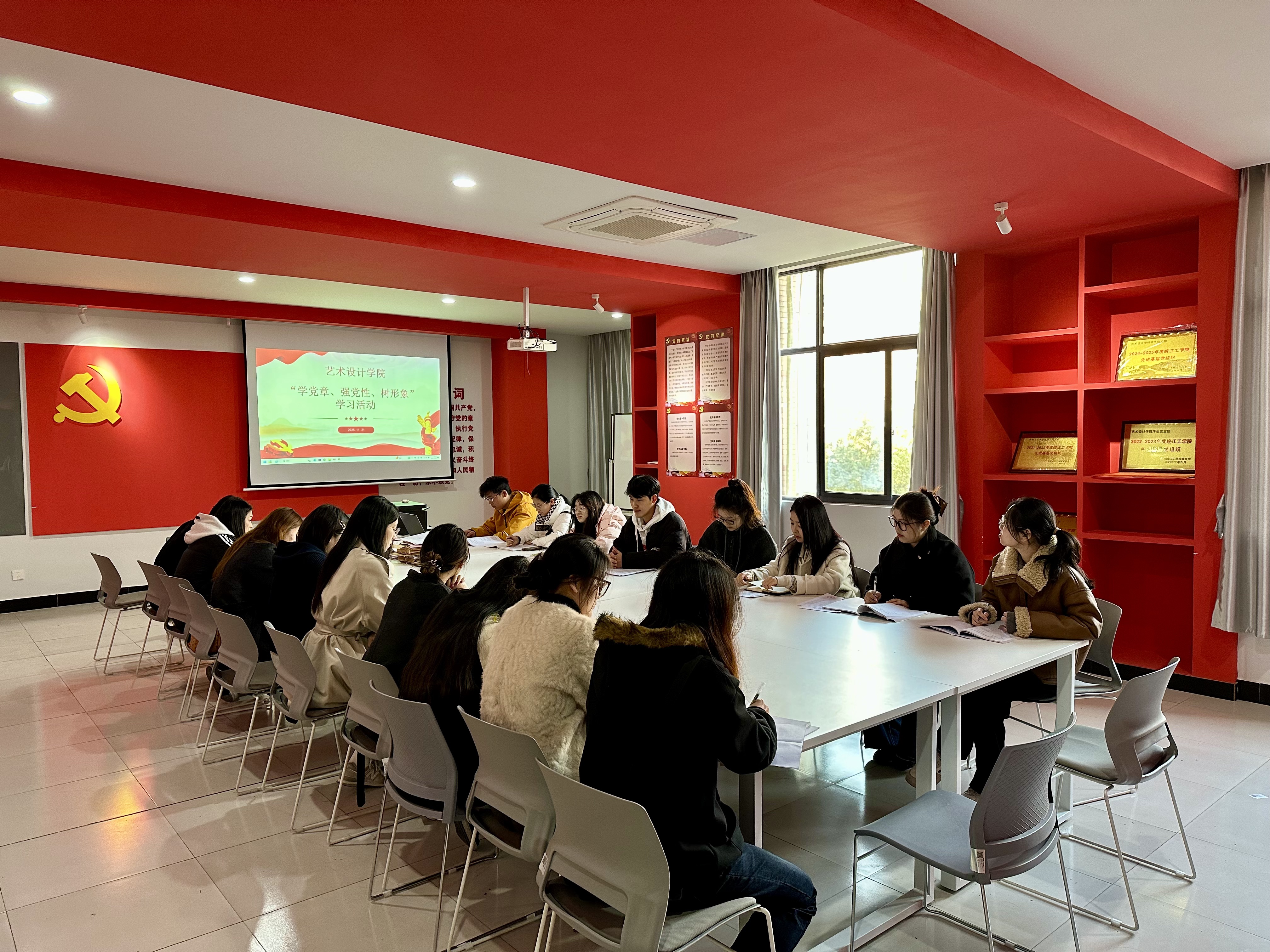 <strong>beat365正版唯一入口必一艺术设计学院学生党支部开展“学党章 强党性 树形象”常态化学习活动</strong>