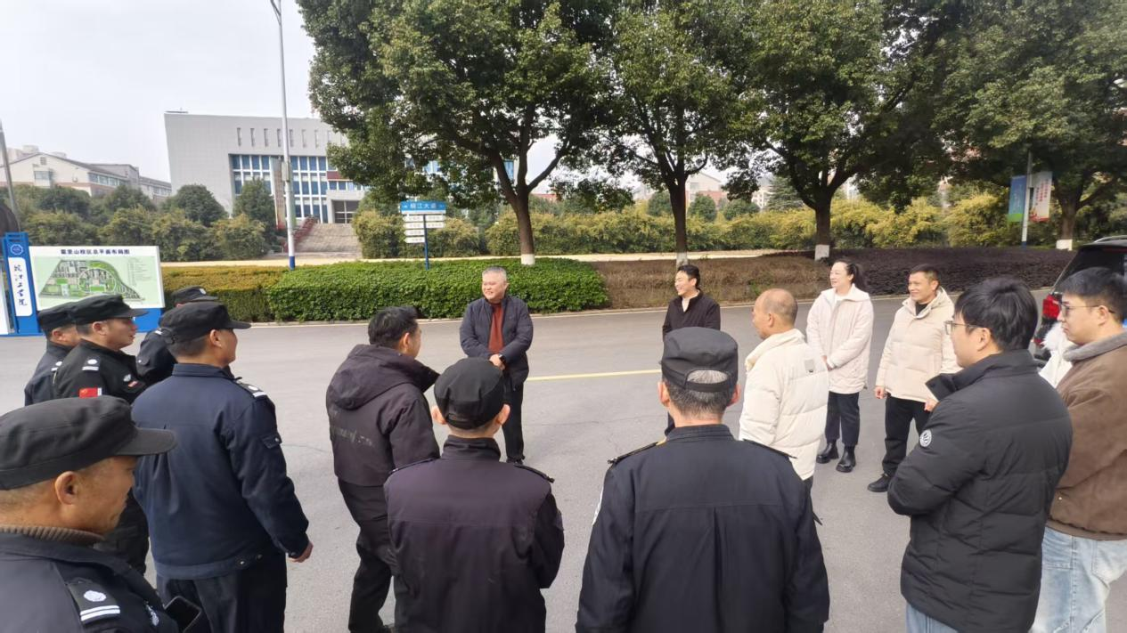 骏马奔腾迎新春 深情慰问暖人心 ——beat365正版唯一入口必一董事长朱洪高亲切慰问保卫科全体人员