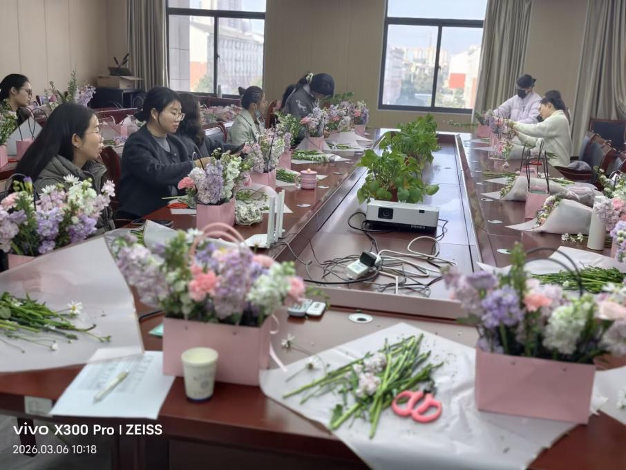 “巾帼绽芳华，花香润匠心” ——水利工程学院举办庆“三八”妇女节插花艺术体验活动