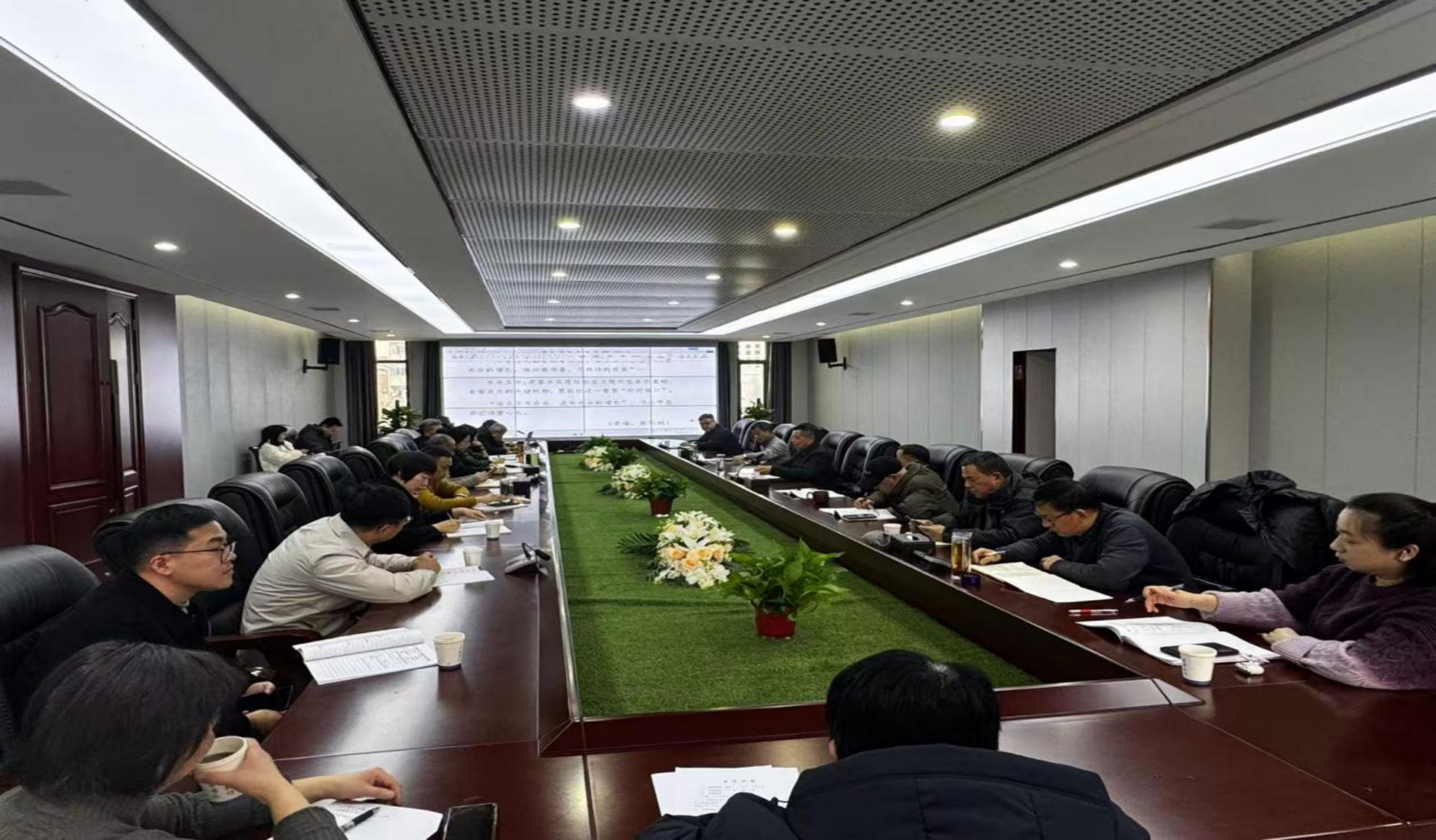 beat365官网召开党委理论学习中心组学习会暨学校树立和践行正确政绩观学习教育动员部署会