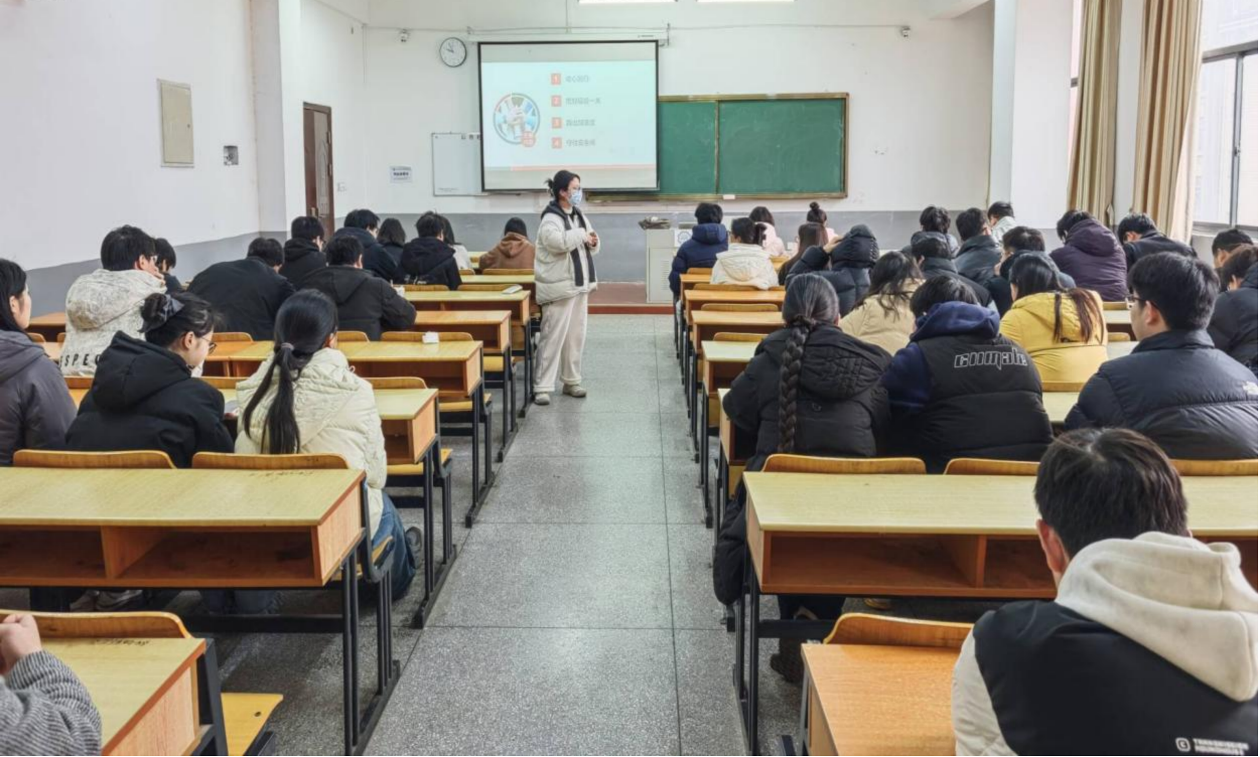 <strong>凝心聚力 共赴毕业新征程 ——土木与安全工程学院2022级给排水科学与工程专业召开主题班会</strong>