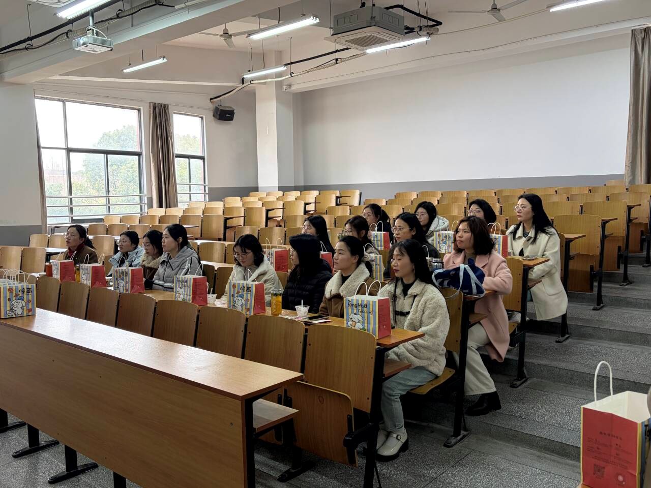 新能源学院举办“三八”国际妇女节活动