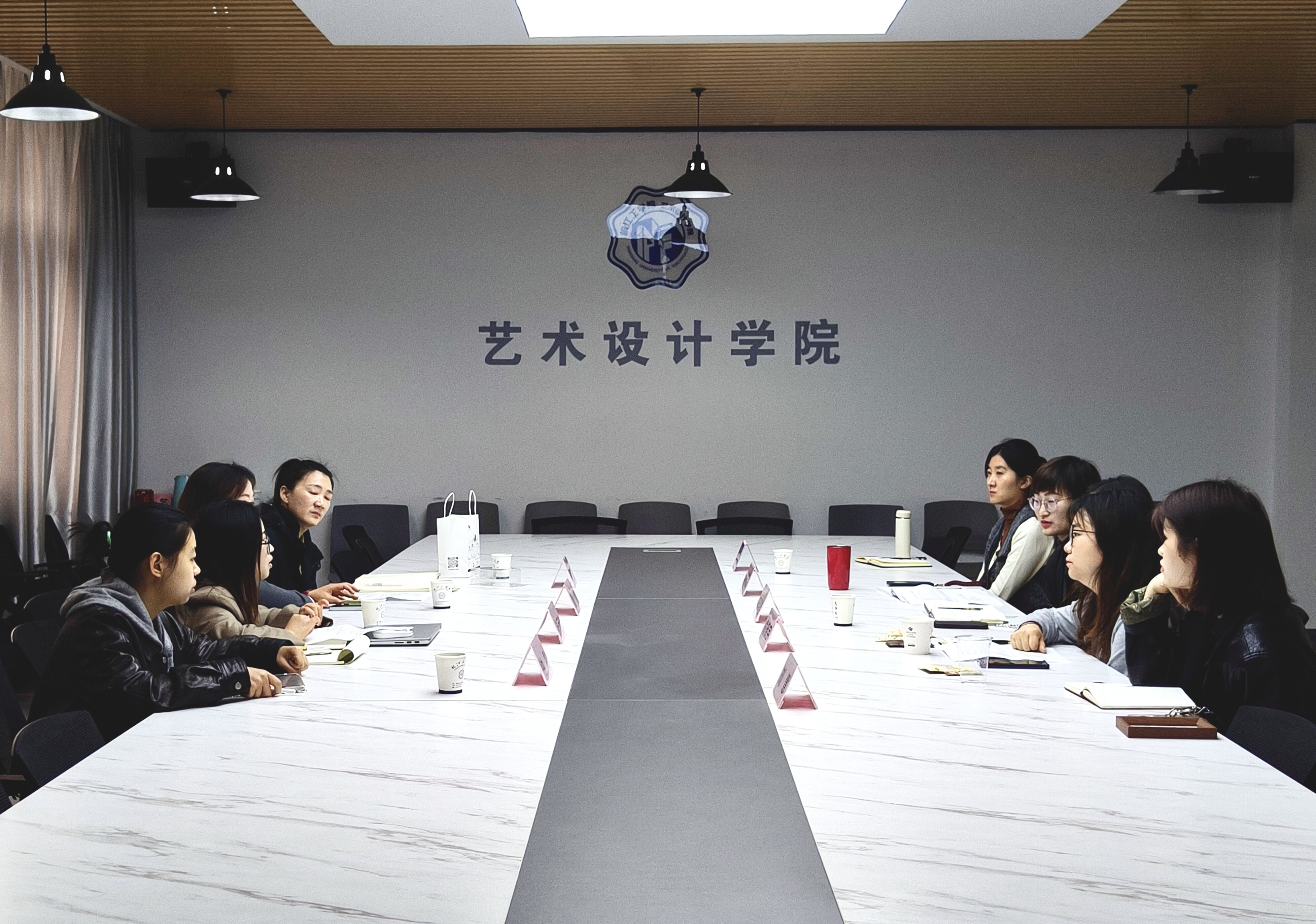 <strong>校地企三方联动  共绘产教融合新图景 ——艺术设计学院与慈湖高新区、歌睿兹咖啡召开校企合作洽谈会</strong>